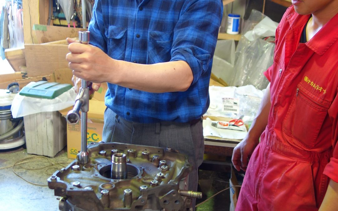 マツダの整備士と作業