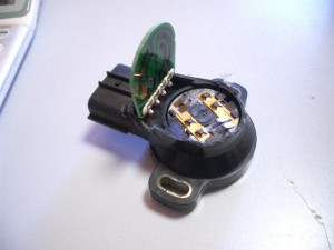 実際にスロットルセンサーを分解してみた